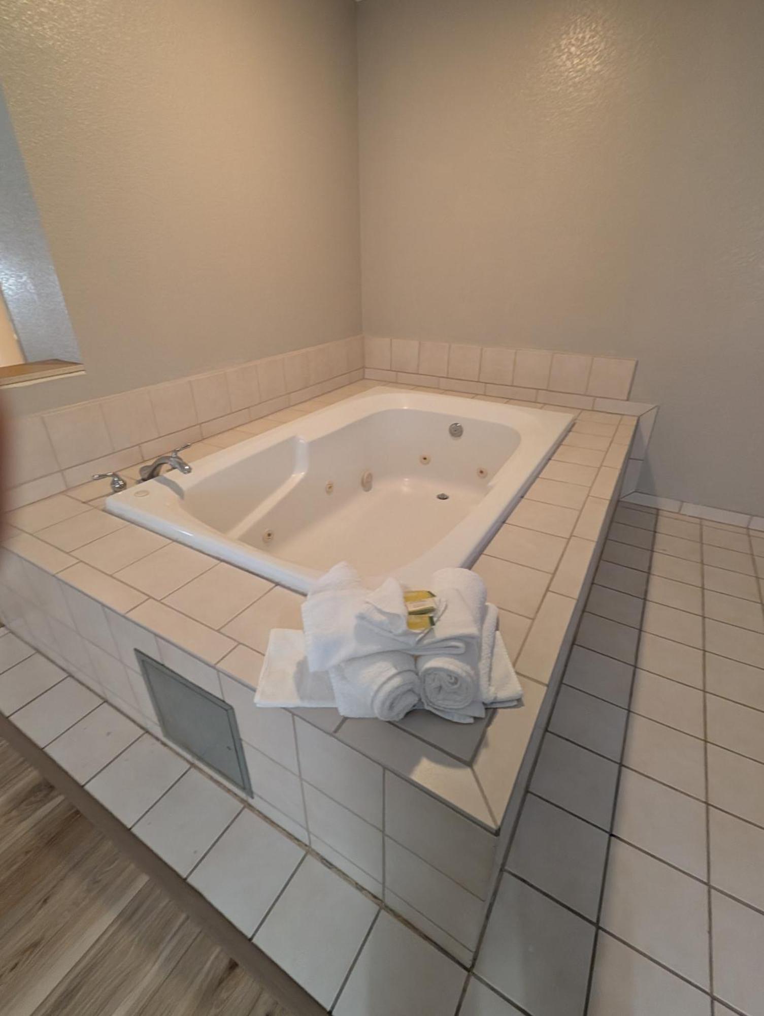 Days Inn & Suites By Wyndham Castle Rock Esterno foto